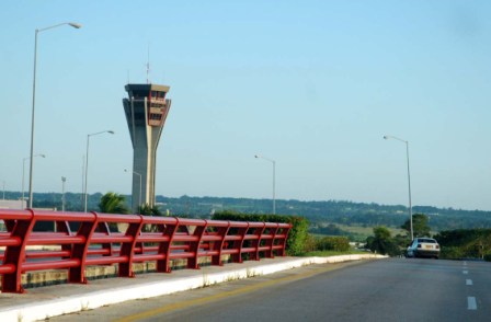Control tower at Havanas International Airport.  Photo: Caridad