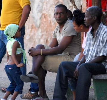 Many Cubans are waiting.  Photo: Caridad