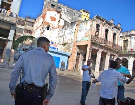 Havana is collapsing and many just go on singing.  Photo: Caridad