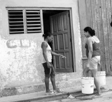 Hauling water in Havana.  Photo: Caridad
