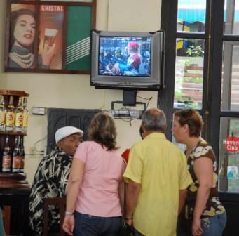 In a restaurant in Old Havana everyone is paying attention to the game (photo by Caridad)