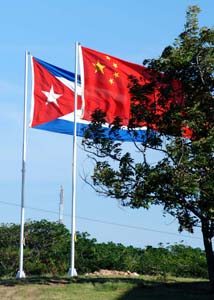 The Cuban and Chinese flags.  Photo: Caridad
