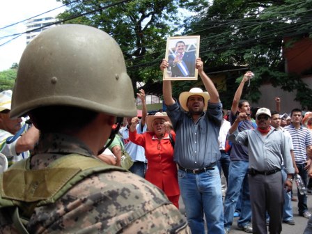 Demonstrations continue demanding the return of President Mel Zelaya.