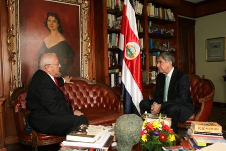De facto president Roberto Micheletti, left, and Costa Rican president Oscar Arias