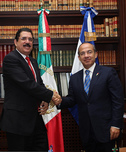 Ousted Honduran president Manuel Zelaya, left, accompanied by Mexican president Felipe Calderon during a recent visit to Mexico, photo:Alfredo Guerrero/ Gobierno Federal