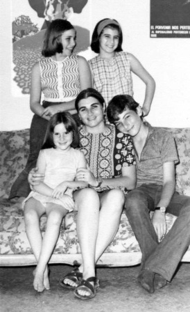 Margaret with her four children Sarah, Ximena, Ana and Gregory.  Havana 1973.