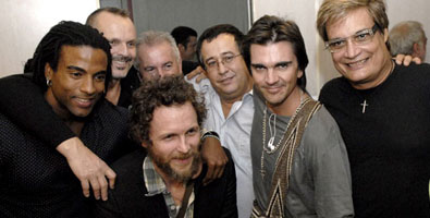 Juanes with other artists and organizers of the Peace without Borders concert upon his arrival in Havana.  Photo: Roberto Suarez, Juventud Rebelde newspaper.