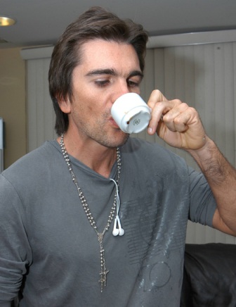 Juanes drinking a cup of Cuban coffee in Havana, photo: Cuban News Agency