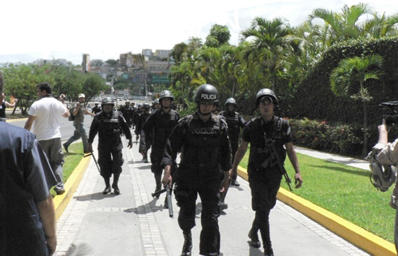Honduras begins another week with the police and military deployed on the streets.  Photo: Giorgio Trucchi, rel-UITA