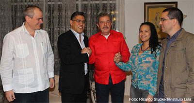 Foto: Ricardo Stuckert/Instituto Lula Médico (de branco), chanceler Elias Jaua, Lula, Rosa Virginia (filha de Chávez) e o marido dela, Jorge Arreaza.