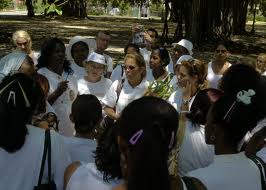 Berta Soler, (l) speaking with a group of Ladies in White in Havana.  Photo: wikipedia.org