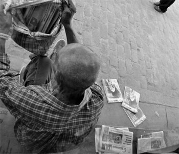 Newspaper seller. Photo: Caridad