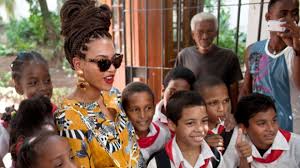 Beyonce with Cuban grade school students.  Photo: cubadebate.cu