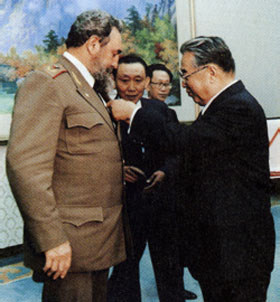 File photo of Fidel Castro receiving a medal from the eternal leader of North Korea, Kim Il Sung. Foto: http://world.kbs.co.kr
