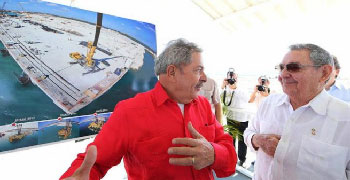 El expresidente brasileño Luiz Inácio Lula da Silva con el presidente cubano, Raúl Castro, en La Habana (Cuba).  Foto: infolatam.com