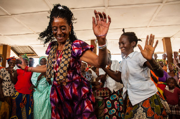 Elvira dances with the women of Banta Mokele. Sierra Leone, April 2013.