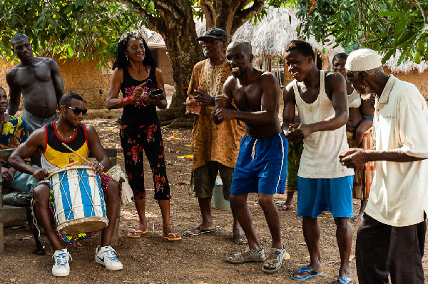 Playing rumba in Mokpangumba. From left to right: Yandrys, with the drum, Elvira, Cuco, Alfredo, a young person and Joe Ali. Sierra Leona, Abril 2013.
