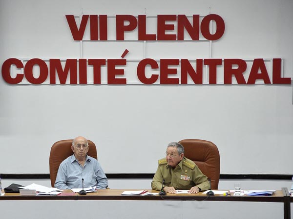 The two top leaders of the Cuban Communist Party, Raul Castro (l) and Jose Ramón Machado Ventura