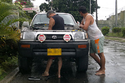 Restrictions on the purchase of automobiles force many Cubans to overhaul their vehicles. Photo: Raquel Perez.