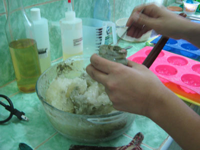 El ingrediente sólido se agrega casi al final: zeolita (en la foto). No se cocina. La fragancia en aceite se agrega casi antes de amoldar.