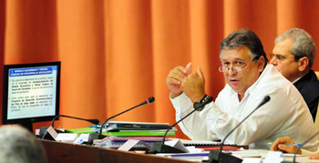 Marino Murillo at the Cuban parliament on Dec. 20, 2013.  Foto: granma.cubaweb.cu