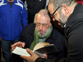 Fidel le dedica su libro a Kcho: “Para Kcho, genio de la cultura y la educación, con el sincero reconocimiento por la nobleza con que consagra su vida a la felicidad de los demás”. Foto: Estudios Revolución