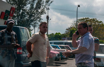 Store manager Fernando Casas and his boys preventing the car of our photographer from leaving. He said he was talking with Military Counterintelligence on his modern cell phone, worth months of wages of a Cuban doctor.