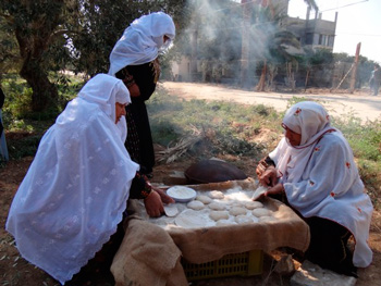 Baking bread the traditional way.  Photo: Khan Younis