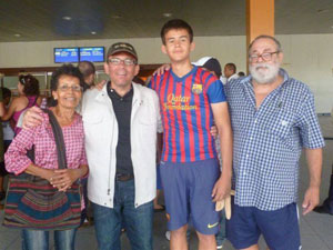 Agustin Bejarano (second left) upon his arrival in Havana earlier in April 2014.