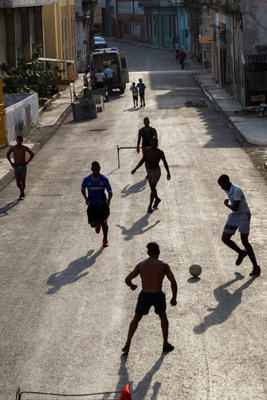 Futbo callejero en La Habana.  Foto: Juan Suárez