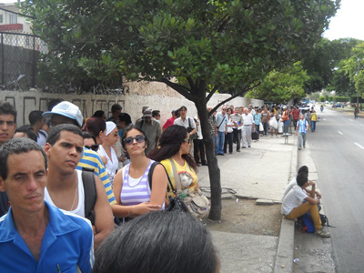 The line for the P-11 bus in Vedado.