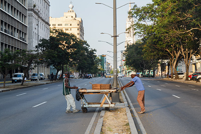 Crossing the avenue in Havana.  Photo: Juan Suárez