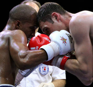 Welterweight (69kg) Roniel IGLESIAS SOTOLONGO Cuba Domadores (L) vs Andrei ZAMKOVOI Russian Boxing Team (R). Photo: http://www.worldseriesboxing.com