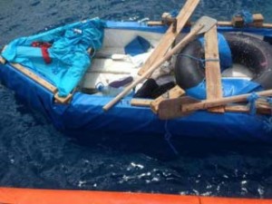 A polyethylene foam vessel, on which the six Cuban immigrants rescued at Key Biscayne this Wednesday traveled to Miami. Photo: US Coastguard Service