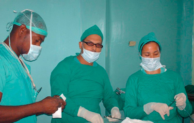 Daniel Noriega (c) in the operating room.