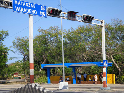 Alamar bus stop on the road to Matanzas.  Photo: Caridad  (yes we noted the doctored mileage to Varadero).  