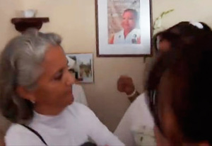 Alejandrina García de la Riva, acosada por intergrantes de las Damas de Blanco en la sede de la organización en La Habana, el pasado 16 de diciembre. Foto tomada del video.