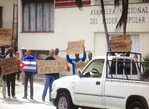 A group of dissidents protested last Thursday before the Cuban Parliament located in Havana’s Playa municipality.