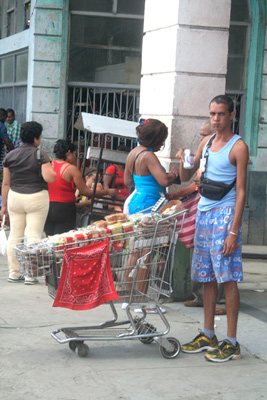 Street vendors.  Photo: Elio Delgado Valdes
