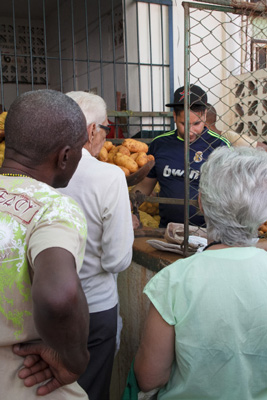 Buying potatoes.  Foto: Juan Suárez