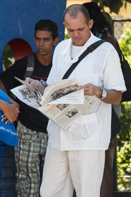 Médico con su periódico.  Foto: Juan Suárez