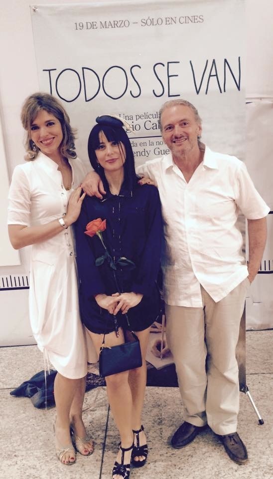 From left to right: Silvia Jardim, Wendy Guerra and Sergio Cabrera in front of a poster of Todos se van.