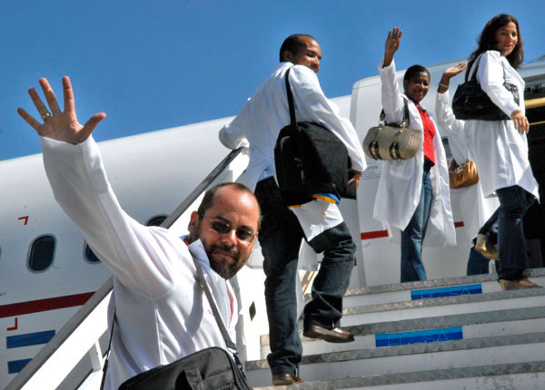 Cuban doctors leaving for Brazil.  Photo: cubahora.cu