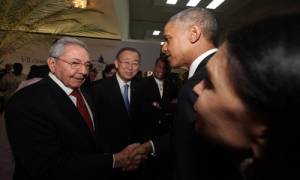 Raul Castro and Barack Obama shaking hands at the Summit of the Americas on April 10, 2015 in Panama. Ban Ki Moon looks on. Photo: telesur.net
