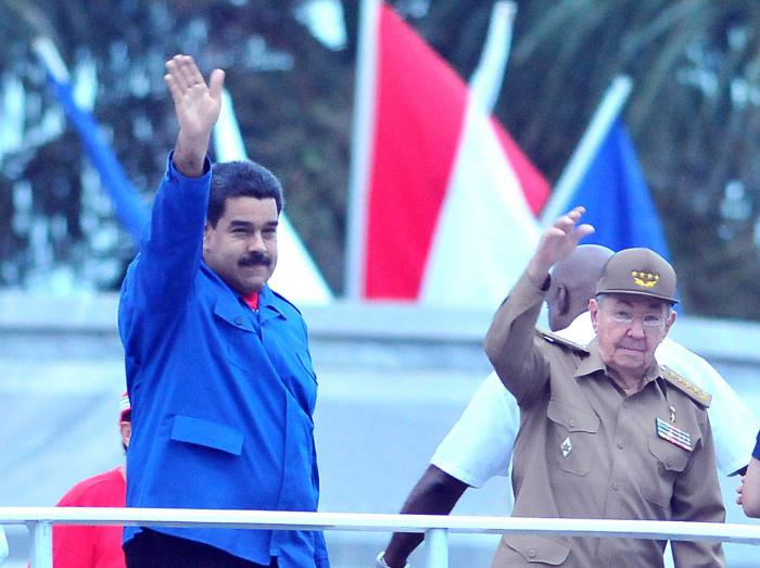 Nsicolas Maduro and Raul Castro observe the May Day parade in Havana on Friday morning.  Photo: Ricardo Lopez Hevia/cubadebate.cu
