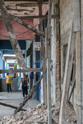 One of thousands of Havana buildings needing urgent repairs.  Foto: Juan Suarez
