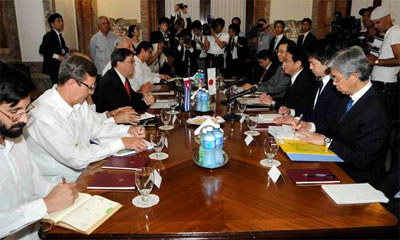 The Cuban and Japanese foreign ministers and their delegations met Saturday May 2, 2015 in Havana.  Foto: ain.cu