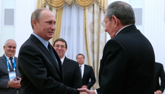 Vladimir Putin greets Raul Castro at the Kremlin on May 7, 2015.  Foto: TASS