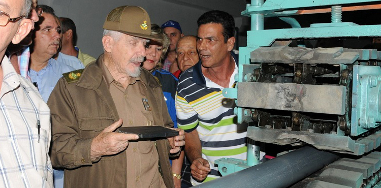 Ramiro Valdés Menéndez visits the cooperative.