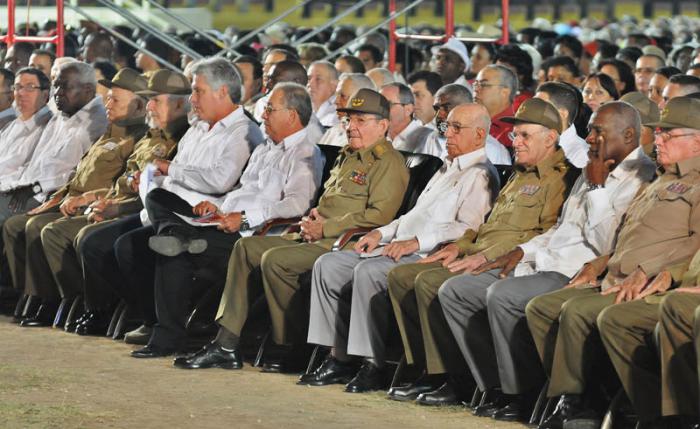 The leaders of the Cuban Revolution Accompany General/President Raul Castro on July 26, 2015 in Santiago de Cuba.  Foto:  José.M. Correa Armas / granma.cu